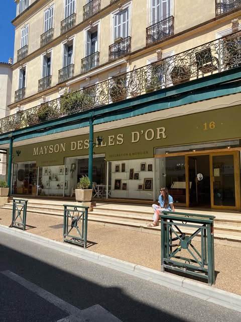La façade vert sauge de Mayson des Îles d’Or au pied d’un immeuble ancien, avenue des Îles d’Or