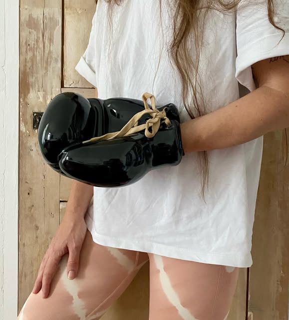 Un gant de boxe en céramique noire émaillée porté au poignet